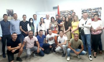 Joković uručio trideset članskih karata novim članovima SNP-a