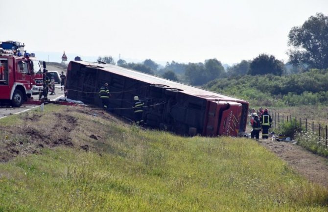 Stravična nesreća kod Slavonskog broda, poginulo deset osoba, četrdeset povrijeđeno