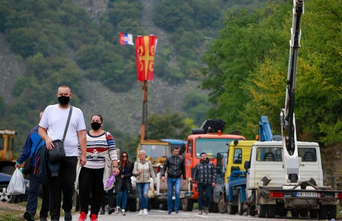 Priština lijepi naljepnice da se ne vide simboli Srbije, koju “ne priznaje”