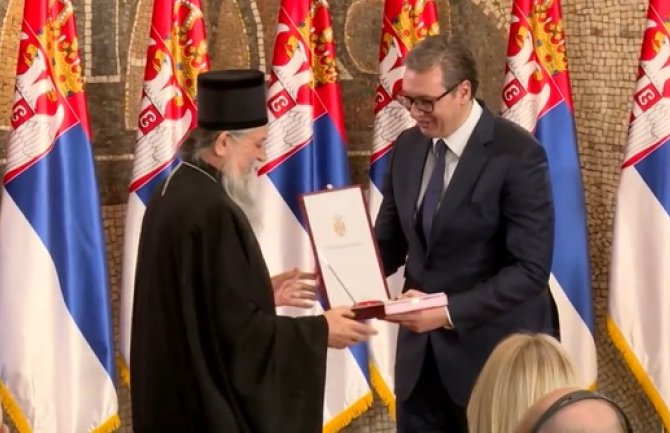 Sveštenik koji je bio osumnjičen za pedofiliju primio orden od Vučića