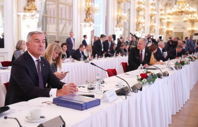 Đukanović stigao u Prag na prvi sastanak Evropske političke zajednice