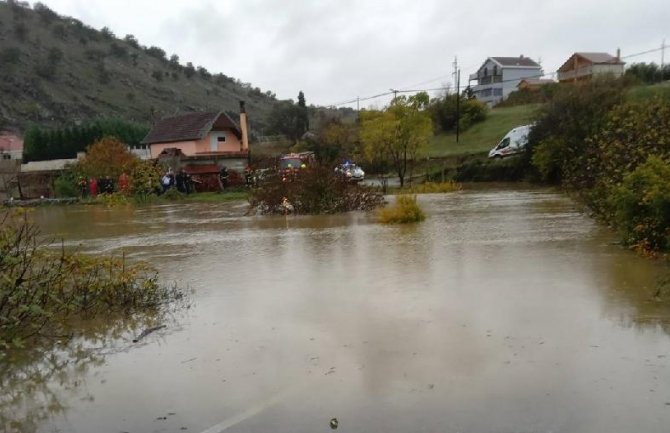 Teška saobraćajna nesreća u mjestu Rogami: Vozilo sletjelo s puta, izvučena tijela tri osobe
