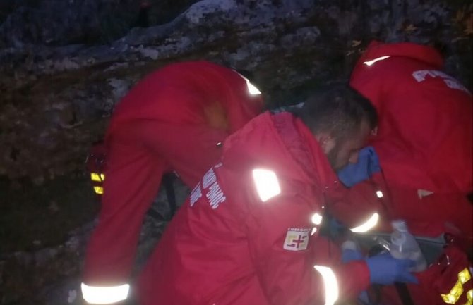 Iz provalije u Tuzima izvučeni strani državljani: Jedan zadobio otvoreni prelom noge, drugi bez povreda