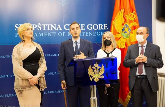 Crno na bijelo: Zahtjevi opozicije biće prihvaćeni ako budu glasali za sudije US, Ustav se brani na tom testu