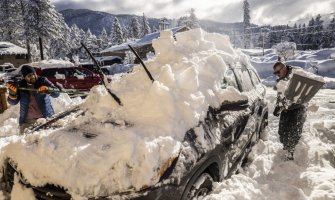 Kaliforniju pogodile jake oluje: Snijeg i kiša doveli do izlivanja rijeka, naređena evakuacija stanovništva