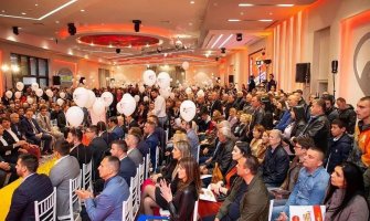 Demokrate: Za nas je Crna Gora dom, a za DPS let o trošku građana, stan po povlašćenim uslovima i koruptivni dil u sumnjivim prodajama državne imovine