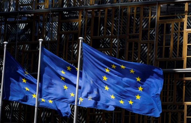 EU osudila prijetnje Medvedeva zbog naloga za hapšenje Putina