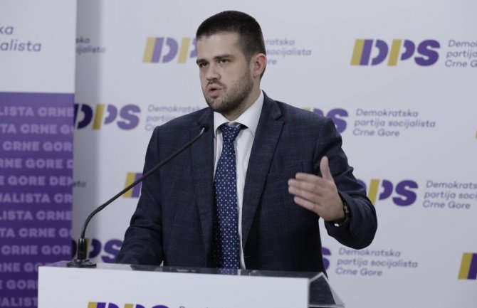 Nikolić: DF bi da tuži i da sudi
