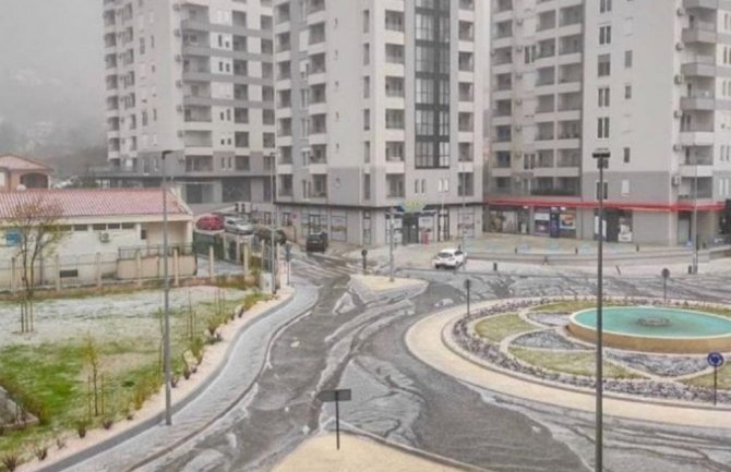 Nevrijeme praćeno gradom na primorju, pojedina naselja u Budvi bila bez struje