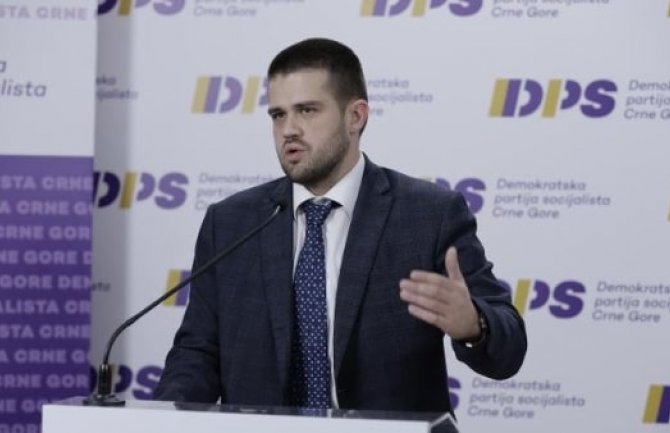 Nikolić:Spajić da se prvo pozabavi raskolom u Evropi sad, teško nam je da pregovaramo sa obje frakcije