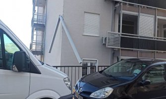 Profesorici pala roletna na glavu, uvijali se prozori, fasada otpala…