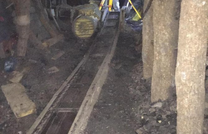 Pola godine bez struje, jama potpuno potopljena