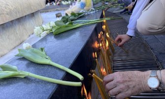 Građani Podgorice odaju počast žrtvama tragedije u Beogradu
