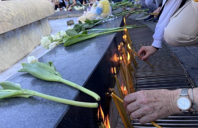Građani Podgorice odaju počast žrtvama tragedije u Beogradu