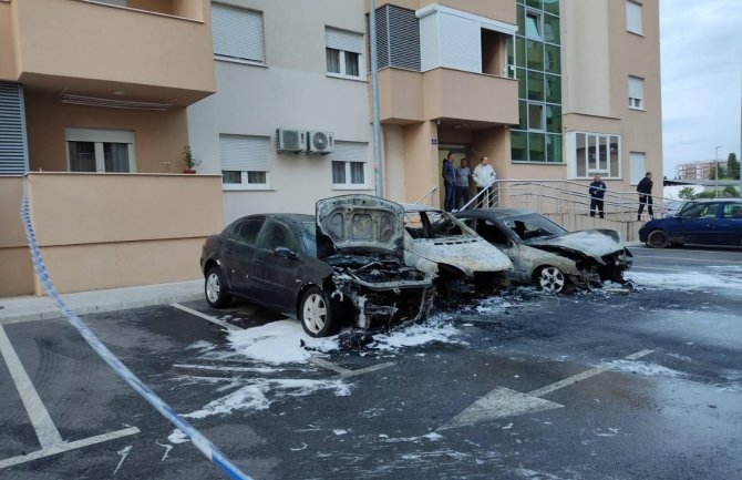 Izgorela tri vozila u požaru na Bulevaru Vojvode Stanka Radonjića: Pričinjena značajna materijalna šteta
