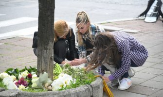 Potresno pismo direktorice: 'Ne govorite da je bio super đak. Pričajte o curici koja je, dok je pucao, trčala da spasi brata'