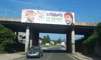  U Nikšiću jutros  osvanule uvrjedljive, lične i ponižavajuće poruke usmjerene  na Aleksu Bečića