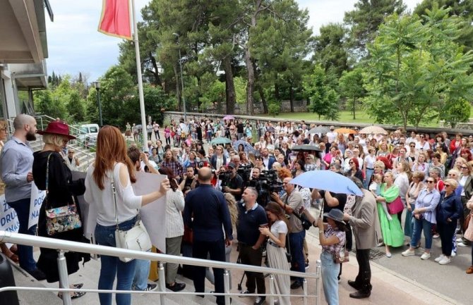 Protest ispred Ministarstva prosvjete – U ponedjeljak idu u Tužilaštvo