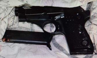 Krivične prijave protiv dvije osobe: Uhapšen jer je ukrao pištolj i novac, protiv vlasnika oružja podnijeta kivična prijava