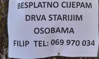 Cetinjanin besplatno cijepa drva