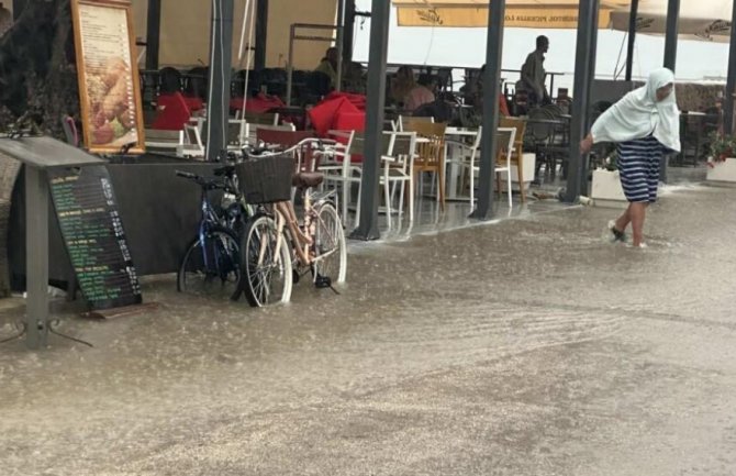 Herceg Novi: U nekoliko objekata na rivijeri prodrla voda
