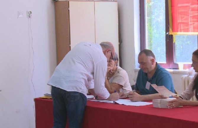 Ovo su rezultati ponovljenih izbora na Cetinju: SDP-u 375 glasova, Koalicija Zajedno 51, PES-u 16, Demokratama i GP URA tri…