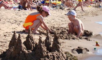 Rus na plaži fotografisao djecu i skidao se pred njima, kažnjen sa 1000 eura