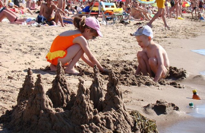 Rus na plaži fotografisao djecu i skidao se pred njima, kažnjen sa 1000 eura