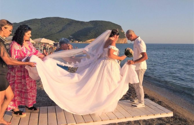 Ljubav sa plaže ovječkovječena na istom mjestu: U Buljaricama vjenčanje za pamćenje
