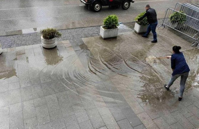 Problemi zbog kiše u Bijelom Polju: Zbog kiše, do lokala mogu samo u ribarskim čizmama