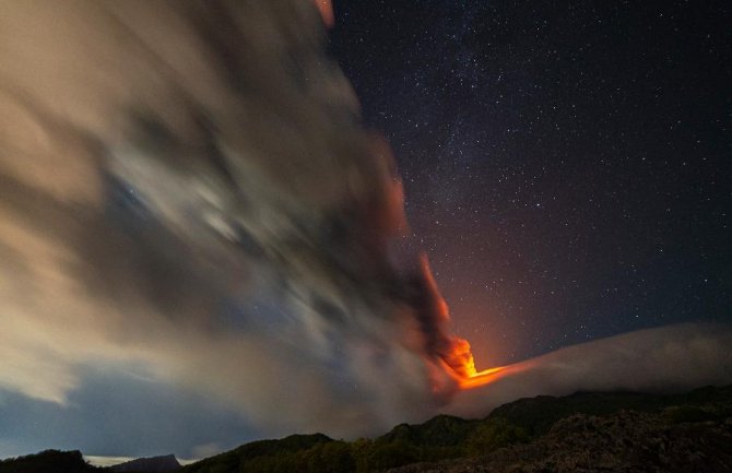 Erupcija Etne, eksplozije iz jugoistočnog kratera