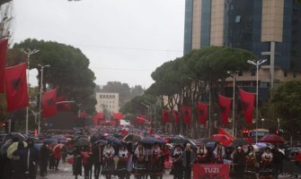 Nacionalni praznik proslavljen paradom u Tirani: Učestvovali i Albanci iz Crne Gore