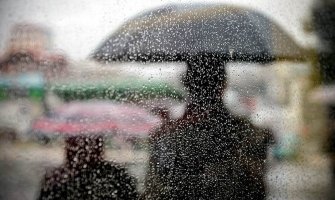 Promjenljivo do potpuno oblačno, mjestimično moguća kiša