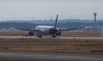 Na aerodromu u Frankfurtu vozilo za ketering udarilo u avion