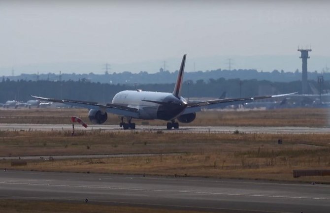 Na aerodromu u Frankfurtu vozilo za ketering udarilo u avion