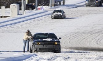 Snježne oluje u Njemačkoj, stotine putnika zaglavljene u vozilima