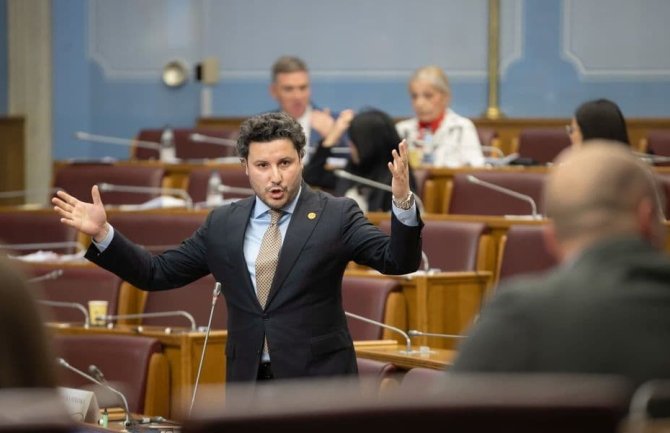 Abazović: Čovjek iz ovog parlamenta uplatio je 800.000 eura za Do Kvona; Mandić na dobrom putu da postane novi Pajović