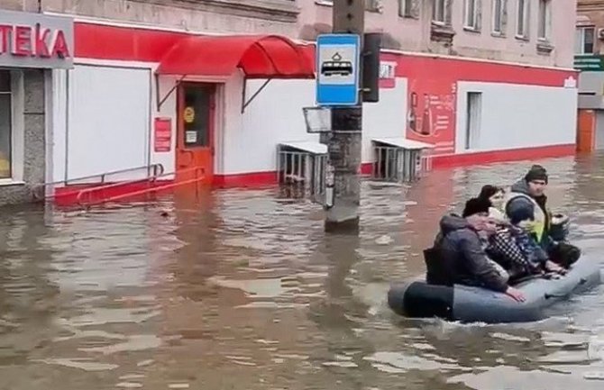 Raste nivo vode na Uralu. Hiljade evakuisanih, veliki grad pod vodom