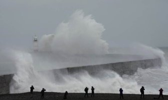 Oluja bijesnila kroz cijelu Englesku: Ulice blokirane, kuće završile u moru