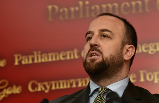 Spajiću pisalo 35 poslanika, trojica iz većine: Traže da Vlada bude sponzor predloga rezolucije o genocidu u Srebrenici