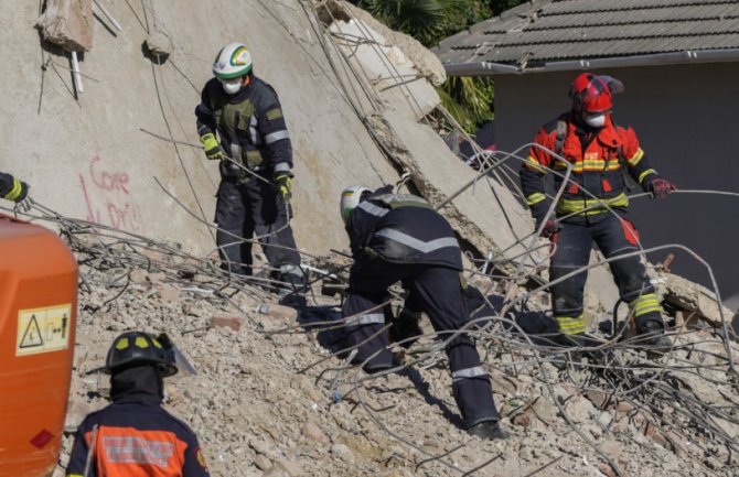 Južna Afrika: Spašen čovjek koji je 116 sati proveo ispod ruševina zgrade