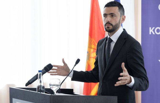 Živković: Danas su na vlasti neobrazovni, neuki, nevaspitani ljudi željni privilegija koji misle da se može živjeti od nereda